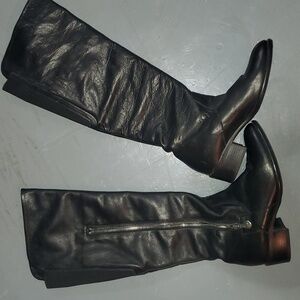 Davos good condition made in Italy size 36 black knee high boots
